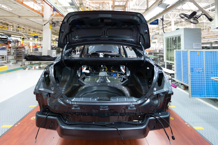 add-details-car-body-robotic-equipment-makes-assembly-car-modern-car-assembly-factory (1)-1